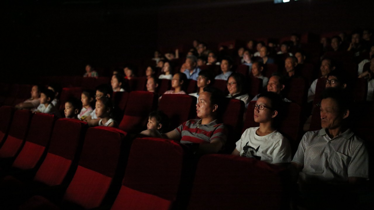 他悄悄溜进她的私信里