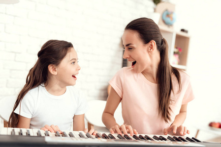 同一屋檐下 产品图片